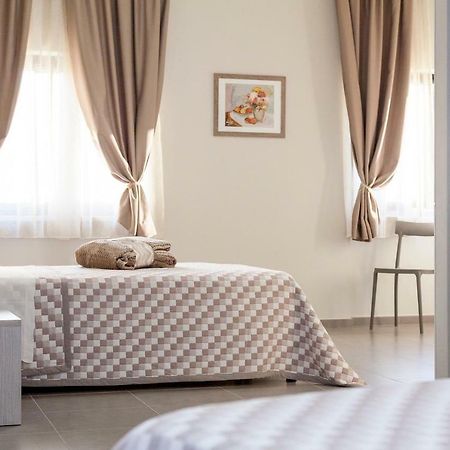 Riviera Hub Hotel Cisano sul Neva Bagian luar foto