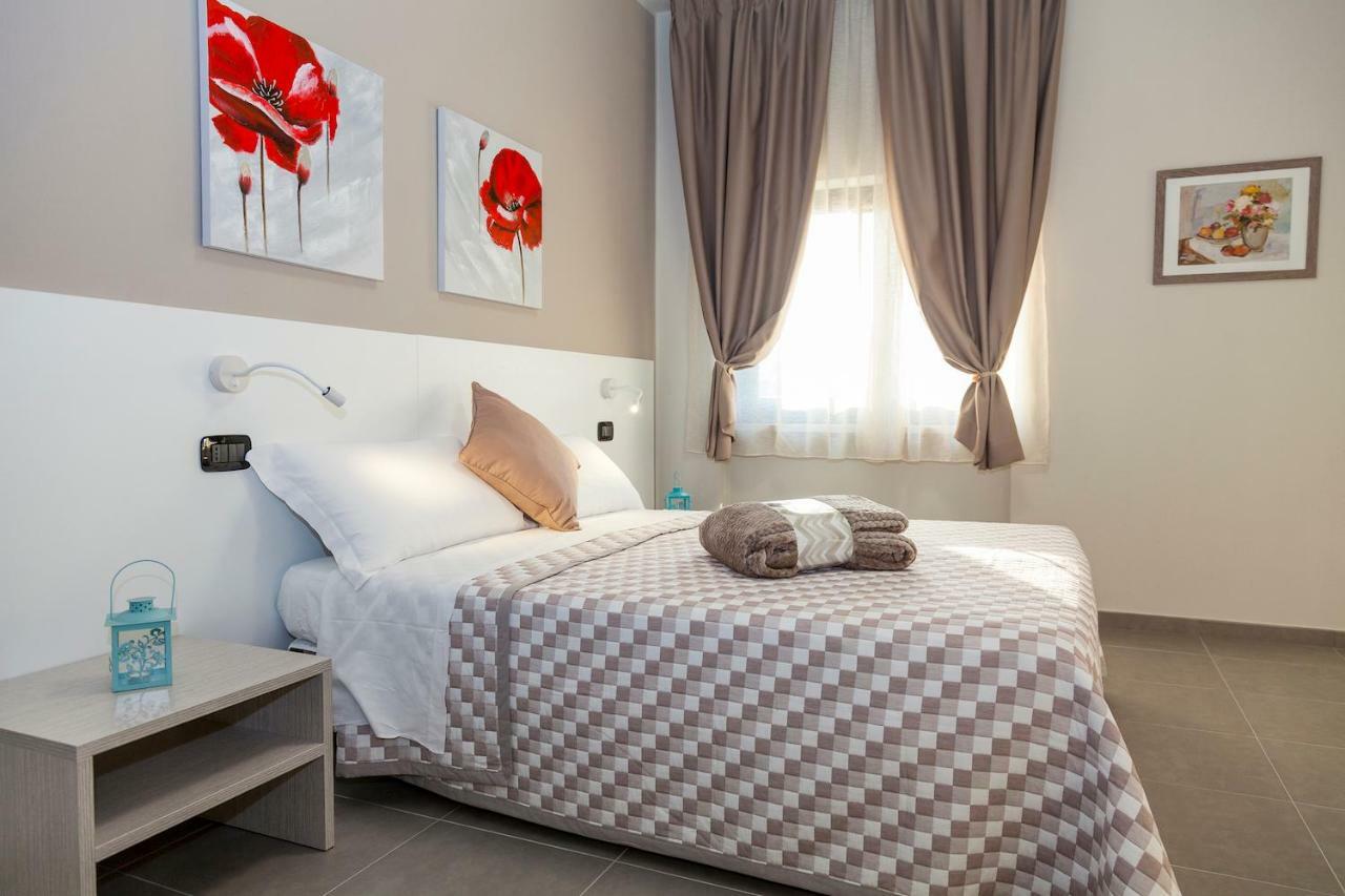 Riviera Hub Hotel Cisano sul Neva Bagian luar foto