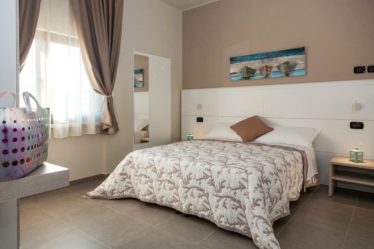 Riviera Hub Hotel Cisano sul Neva Bagian luar foto