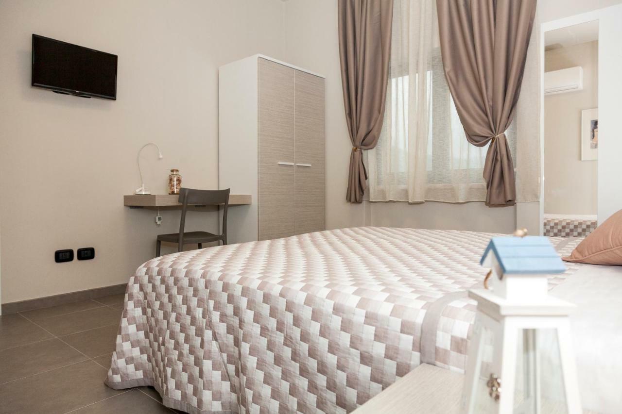 Riviera Hub Hotel Cisano sul Neva Bagian luar foto