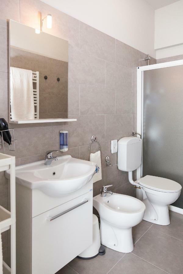 Riviera Hub Hotel Cisano sul Neva Bagian luar foto