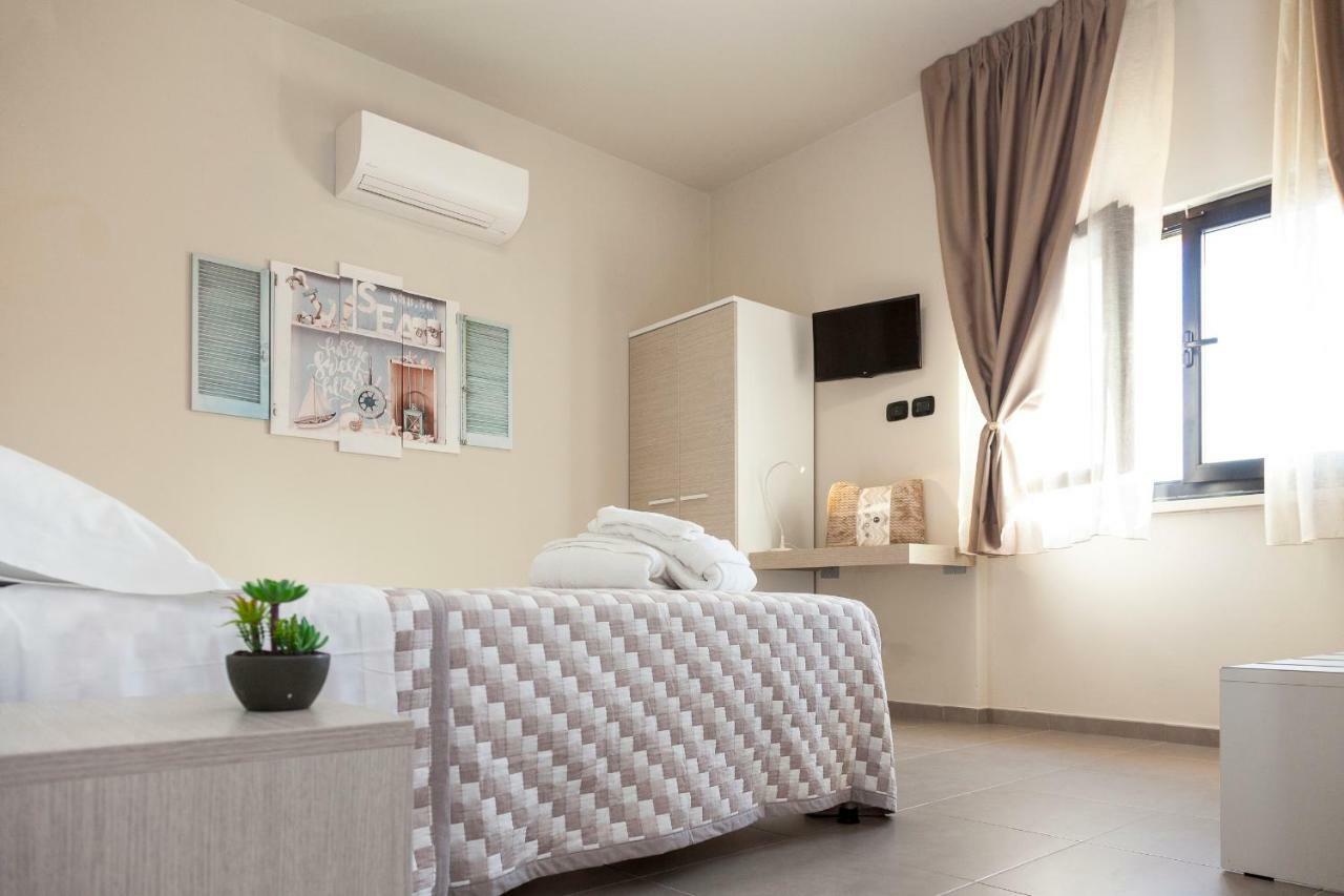 Riviera Hub Hotel Cisano sul Neva Bagian luar foto