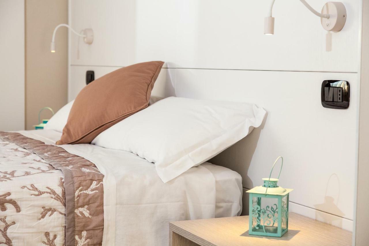 Riviera Hub Hotel Cisano sul Neva Bagian luar foto