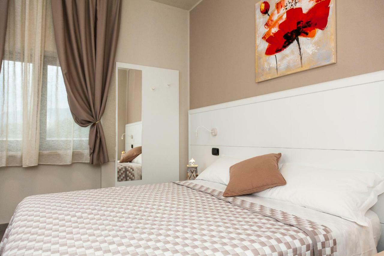Riviera Hub Hotel Cisano sul Neva Bagian luar foto