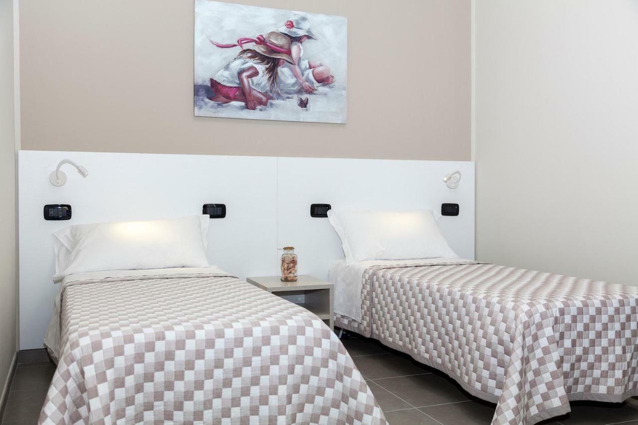 Riviera Hub Hotel Cisano sul Neva Bagian luar foto