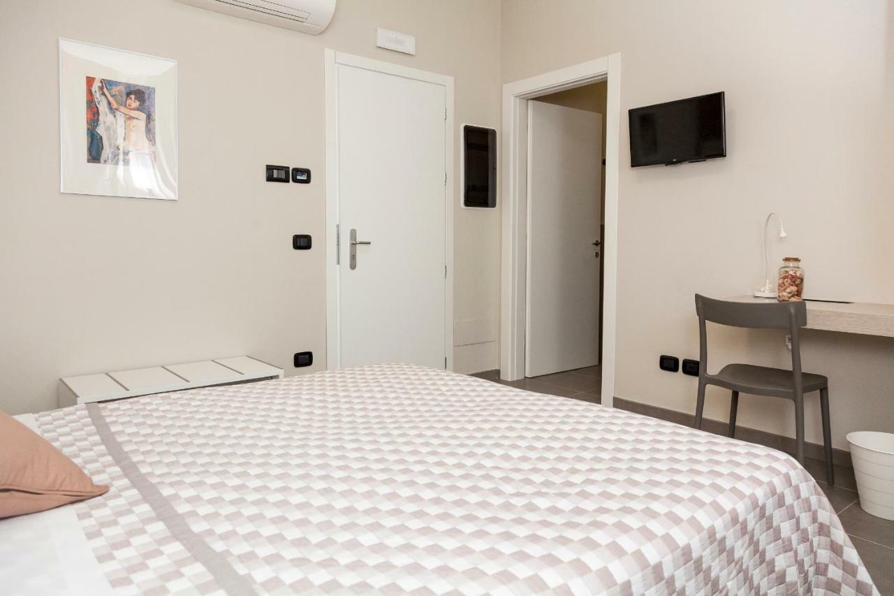 Riviera Hub Hotel Cisano sul Neva Bagian luar foto