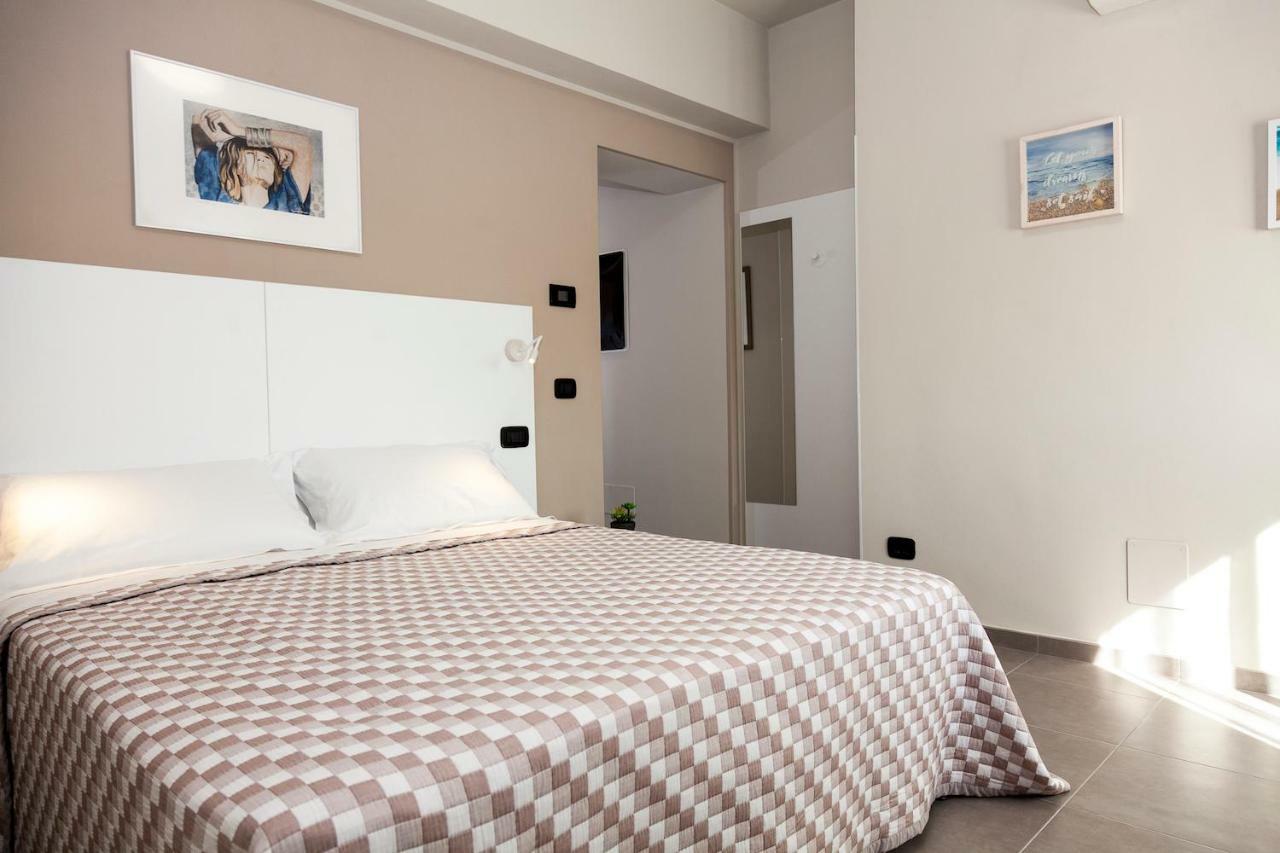 Riviera Hub Hotel Cisano sul Neva Bagian luar foto