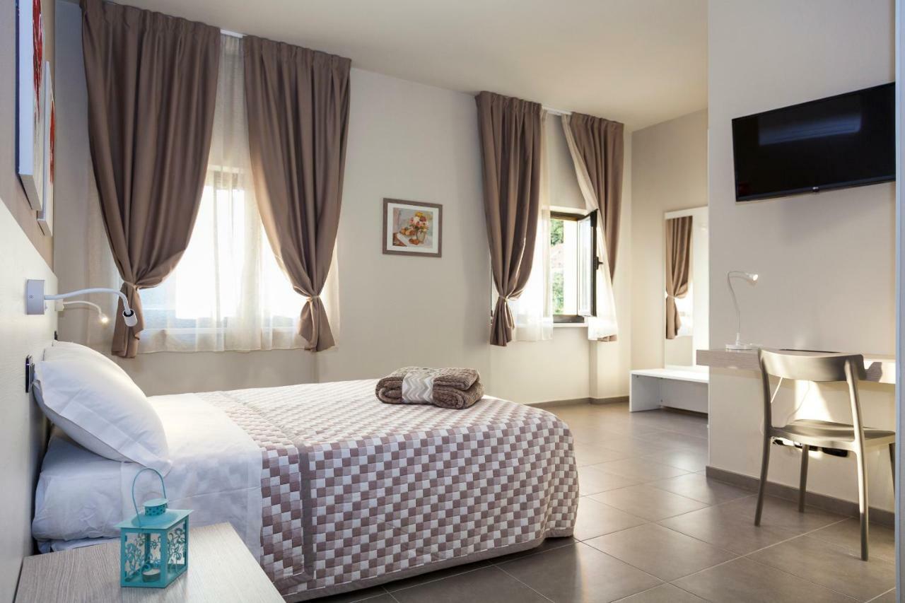 Riviera Hub Hotel Cisano sul Neva Bagian luar foto