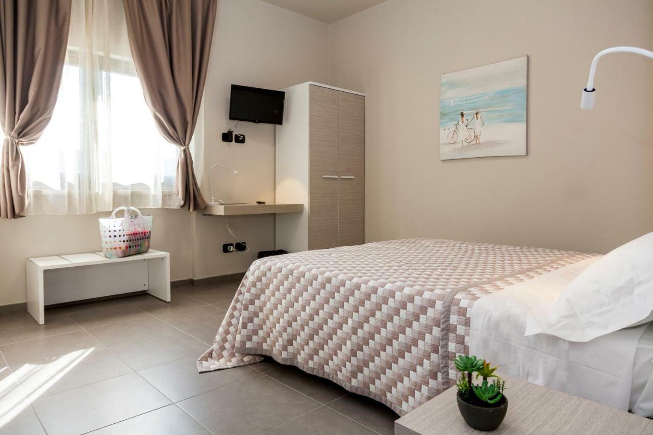 Riviera Hub Hotel Cisano sul Neva Bagian luar foto