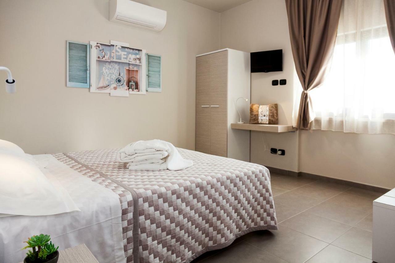 Riviera Hub Hotel Cisano sul Neva Bagian luar foto