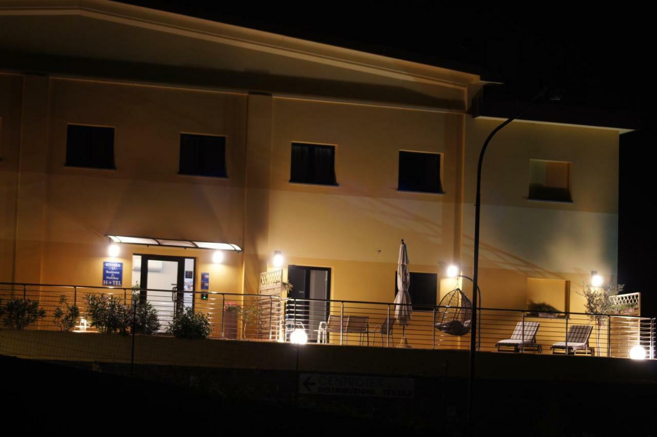 Riviera Hub Hotel Cisano sul Neva Bagian luar foto